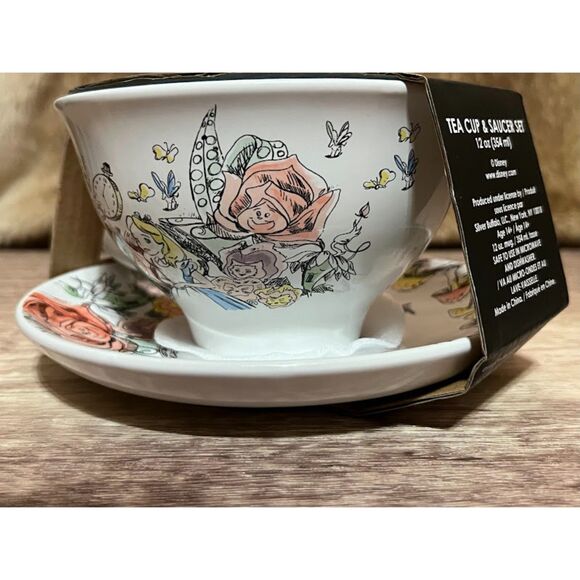 Alice in Wonderland teacup and saucer set - Picture 3 of 7